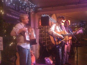 Brad Colerick during one of his sets with a couple players that just sort of "stopped in" to say hello. Yeah, it's THAT kind of scene. Cool!